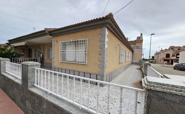  Fantastic Bungalow set in the wonderful Spanish village of Balsicas